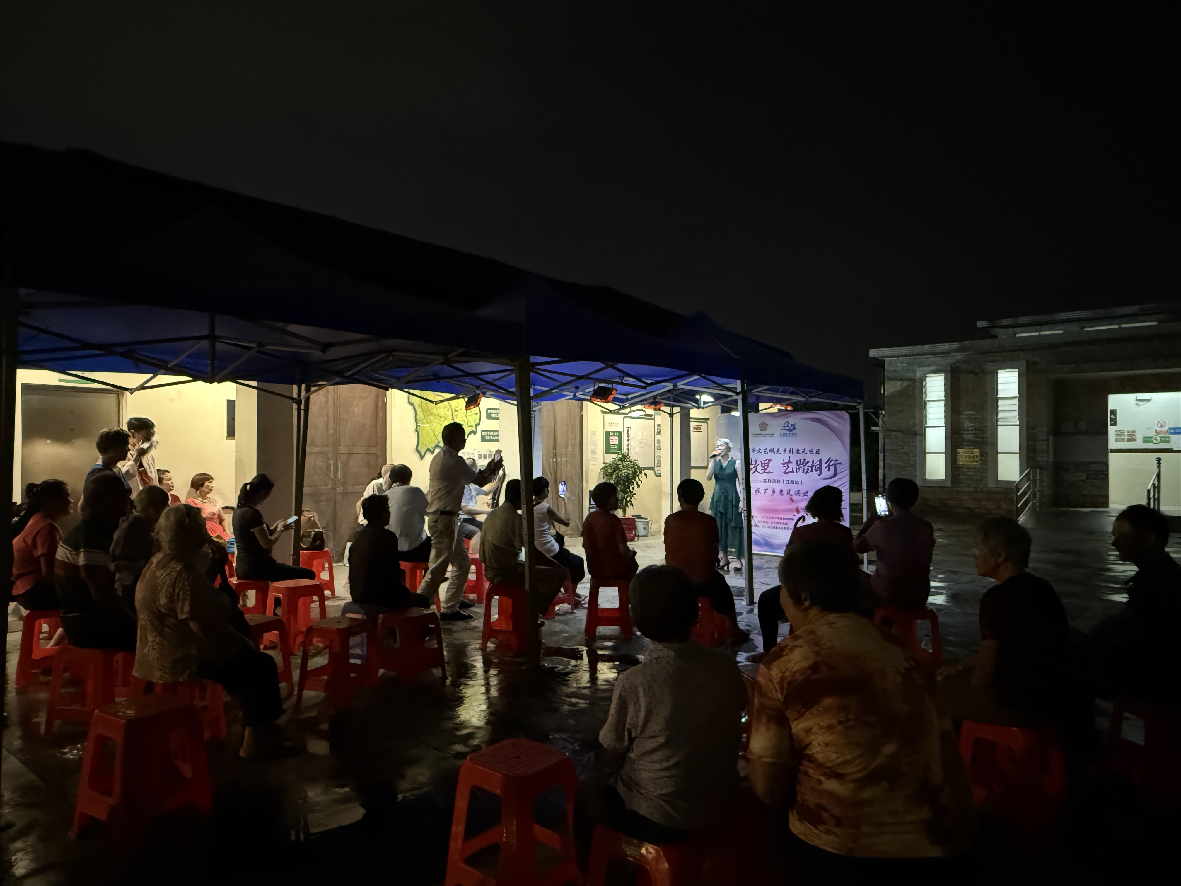 教师节之夜，向民村这场惠民演出太暖了！